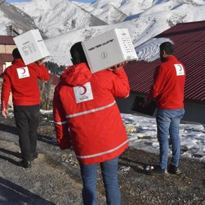 Bitlis’te Kızılay gönüllüleri, bin 45 aileye gıda kolisi dağıttı