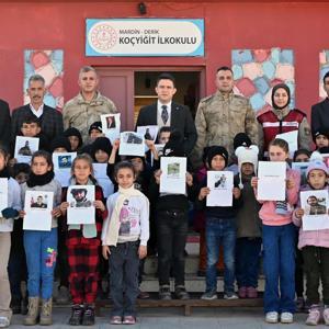 Şehit Jandarma Astsubay Çavuş Ömer Faruk Darbaş’ın ailesinden, öğrencilere atkı ve bere hediyesi