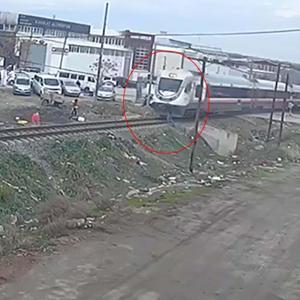 Raylardan geçerken yolcu treni çarptı; kaza kamerada