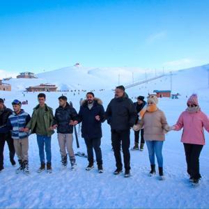 Hakkari Valisi Çelik, Mergabütan Kayak Merkezinde incelemede bulundu