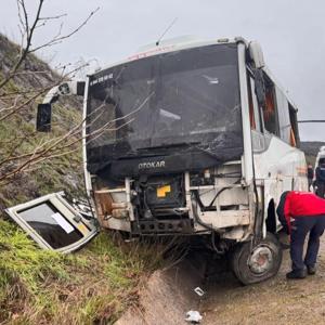 Gönende işçi servis midibüsü kaza yaptı: 4ü ağır, 25 yaralı