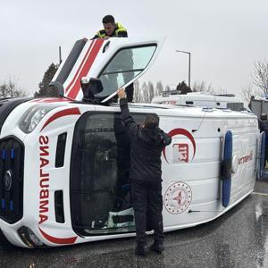 Kütahyada otomobil ile ambulansın çarpıştığı kazada 4 kişi yaralandı