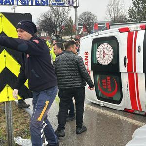 Otomobille çarpışan ambulans devrildi; 1 yaralı