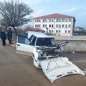 Bahçe duvarına çarpan otomobilin sürücüsü öldü; kaza anı kamerada