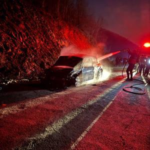 Osmaniyede seyir halindeki otomobil alev aldı