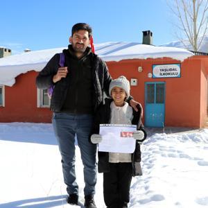 Mezradaki okulun tek öğrencisi Hasret, karne heyecanı yaşadı