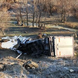 Burdurda Şarampole Devrilen Kamyonun Sürücüsü Kazayı Atlattı