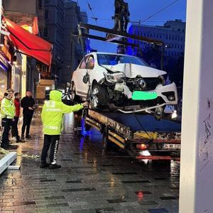 İstanbulda İstiklal Caddesinde Direğe Çarpan Sürücü: İki Gün Boyunca Uykusuz Araç Kullandım