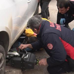 Kazada otomobilin altında kalan motokurye ağır yaralandı