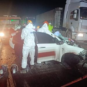 Niğdede otomobil ile hafif ticari araç çarpıştı: 2 ölü, 1 yaralı