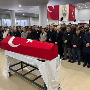 Yeni doğan bebeğine anne sütü götürürken kazada ölen polis toprağa verildi