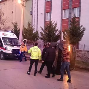 Polisin ‘dur’ ihtarına uymayan minibüsün çarptığı hafif ticari araç devrildi: 1 yaralı