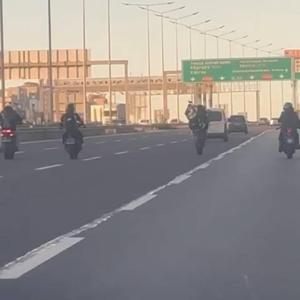 İstanbul- Başakşehirde motosikletlilerin tek teker yolculuğu kamerada