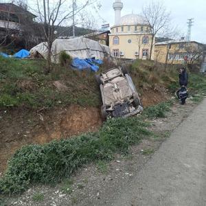 Takla atıp su kanalına düşen otomobilin sürücüsü yaralandı