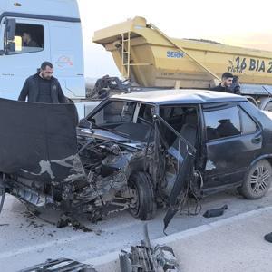 Ters şeride geçen otomobil, kamyonla kafa kafaya çarpıştı: 1 yaralı