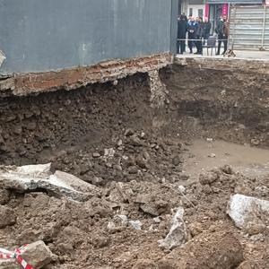 Balıkesirde iş yerinin zemininde  çökme meydana geldi