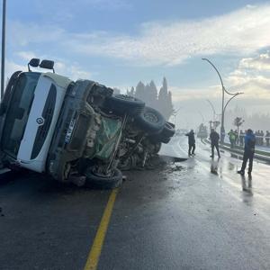 Balıkesirde yol çöktü, hafriyat kamyonu devrildi