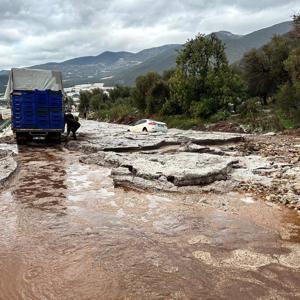 Şiddetli yağmur ve dolu sele neden oldu, yol ulaşıma kapandı