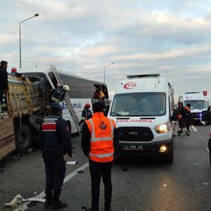 Yolcu otobüsü, park halindeki kamyona çarptı: 2 ölü, 24 yaralı