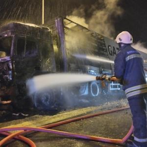 Bolu Dağında mangal kömürü yüklü TIR alev alev yandı