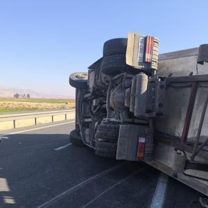 Nusaybin’de bakliyat yüklü TIR devrildi