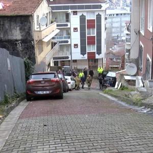 İstanbul- Kağıthane’de yokuştan kayan otomobil istinat duvarına çarptı