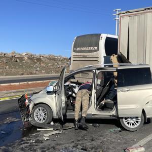 Şanlıurfada TIR ile hafif ticari araç çarpıştı: 1 ölü, 1 yaralı