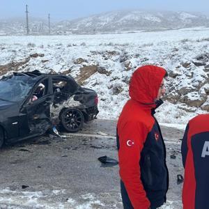 Sivas’ta hafif ticari araç ile otomobil çarpıştı: 5 yaralı