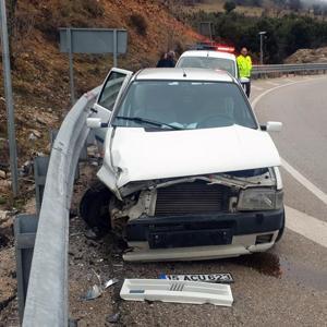 Otomobil bariyere çarptı, anne ile 3 çocuğu kazayı yara almadan atlattı