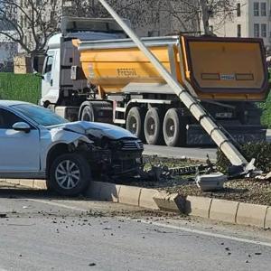 Aydınlatma direğine çarpan otomobilin sürücüsü yaralandı