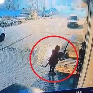 Biri silahlı 3 şüphelinin, araç ve iş yerinden hırsızlık yaptığı anlar kamerada