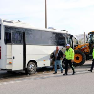 Midibüs ile iş makinesi çarpıştı; 15i çocuk, 23 yaralı