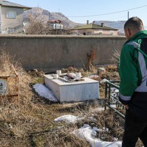 Mezarlıkta 30’dan fazla mezarın taşları tahrip edildi