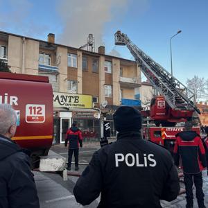 Kayseri’de 2 katlı binanın çatısında çıkan yangın, söndürüldü