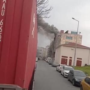 İstanbul - Beylikdüzü’nde iş merkezinde çıkan yangın itfaiye tarafından söndürüldü