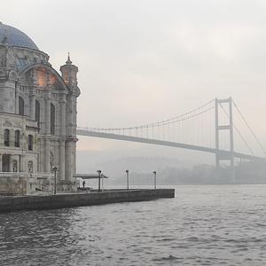 İstanbul Boğazında sis nedeniyle gemi trafiği durduruldu