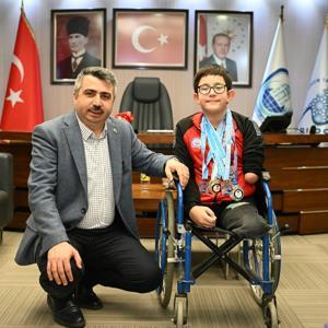 Yıldırım Belediye Başkanı Oktay Yılmaz, 10 yaşındaki para yüzücüyü ağırladı