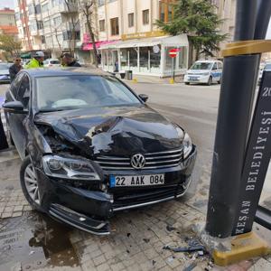 Aydınlatma direğine çarpan otomobilin sürücüsü yaralandı