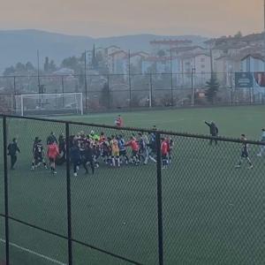 Amatör lig maçında oyuncular ve taraftarlar birbirine girdi