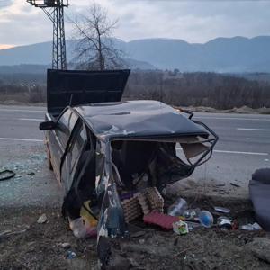 Mucize kurtuluş; ikiye bölünen otomobilden yara almadan kurtuldu