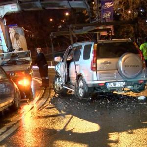 İstanbul- Sarıyerde otomobil ile cip kafa kafaya çarpıştı: 2 yaralı