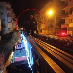 İtfaiye eri, ev yangında dumandan etkilenen kişiyi sırtında taşıyarak kurtardı