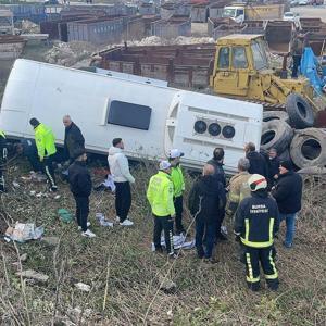 TIR’ın çarptığı işçi servis otobüsü şarampole devrildi; 1’i ağır, 9 yaralı