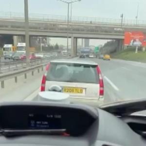 İstanbul - Yabancı plakalı araç ambulansa yol vermedi, sürücü Yol vermiyorum diye bağırdı