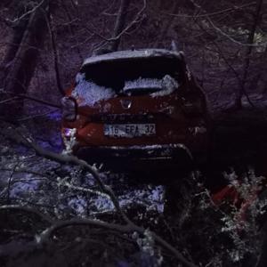 Bursada cip, karlı yolda 15 metreden şarampole uçtu; 5 yaralı