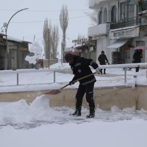 Vanda kar yağışı; 60 yerleşim yeri ulaşıma kapandı