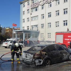 Hastane otoparkındaki otomobil yandı