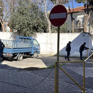 Tapulu arazim deyip sokağı demir bariyerle kapattı