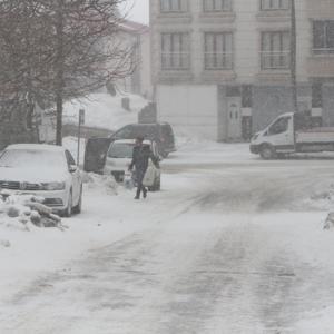 Karlıova’da 5 köy yolu kar yağışı nedeniyle ulaşıma kapandı