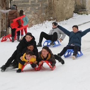 Muhtar yokuşunda kızaklı kar keyfi